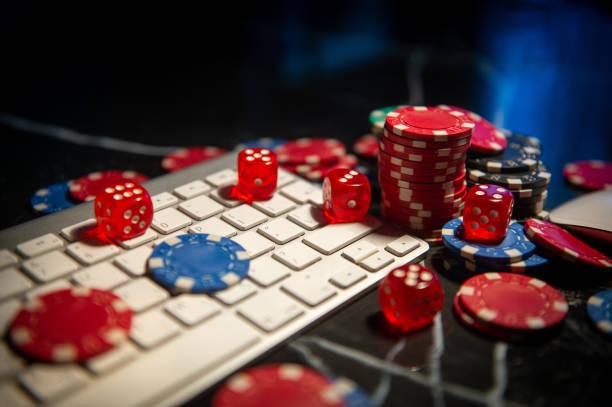 Live poker table with dealer and players at aladdin666 studio